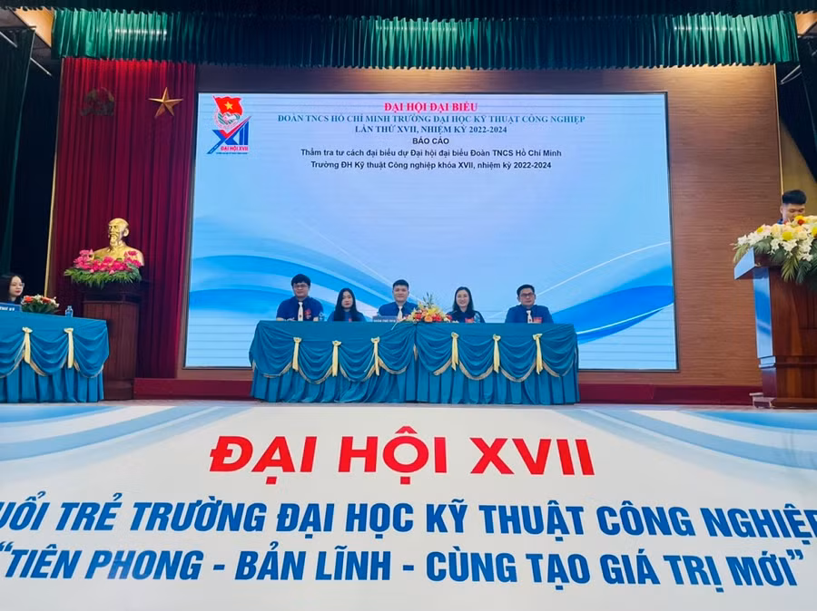 Ban thường vụ Đoàn TNCS HCM Trường Đại học Kỹ thuật Công nghiệp điều hành Đại hội.