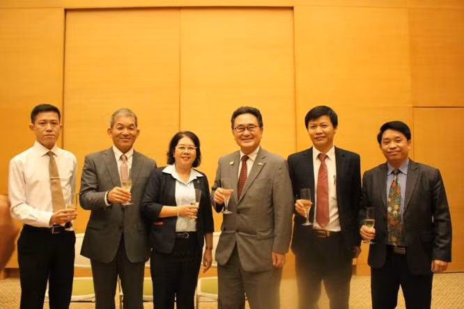 Ông Nguyễn Văn Lợi, ông Keiji Kaneko, bà Bùi Thị Diễm Thu, ông Kawaue Junichi, ông Nguyễn Thanh Đề và ông Lê Văn Tuấn tại Lễ ký kết (thứ tự từ trái sang phải).
