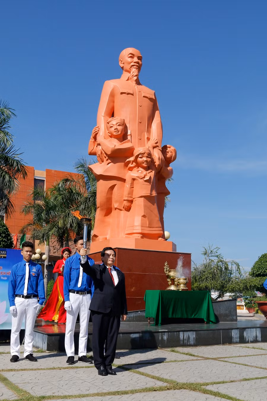 Lễ dâng hương tại tượng Bác ở Thành phố Phan Thiết (Bình Thuận)
