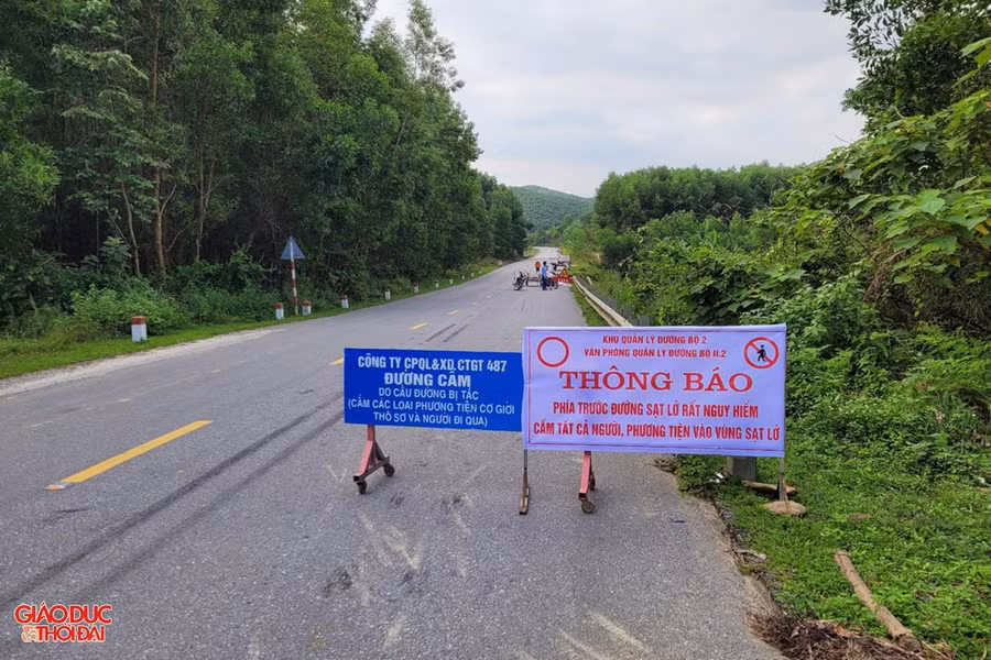 Lực lượng chức năng đặt biển cảnh báo nguy hiểm, cấm các phương tiện và người đi qua. Lực lượng chức năng đặt biển cảnh báo nguy hiểm, cấm các phương tiện và người đi qua.