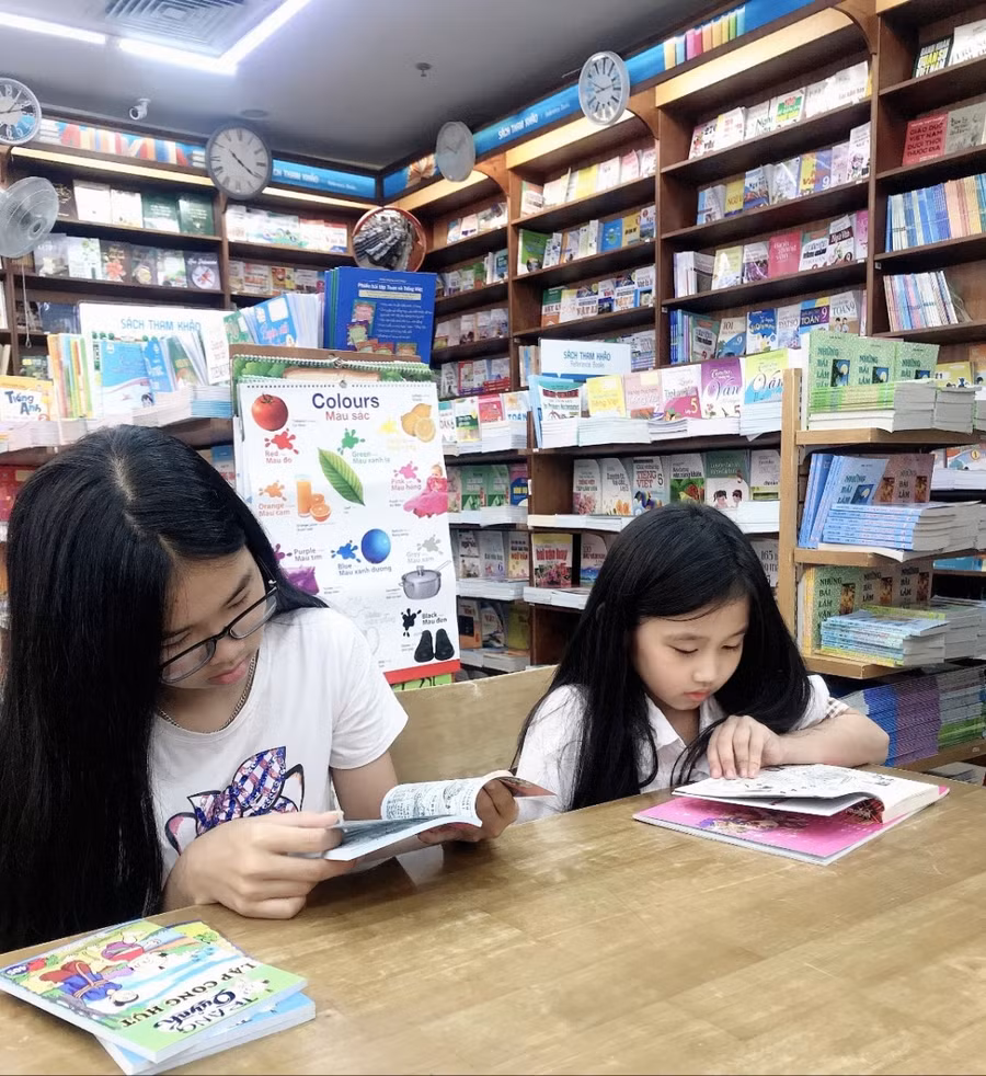 Giáo dục trẻ từ những cuốn sách, mẩu chuyện hay. Ảnh: Tư liệu.