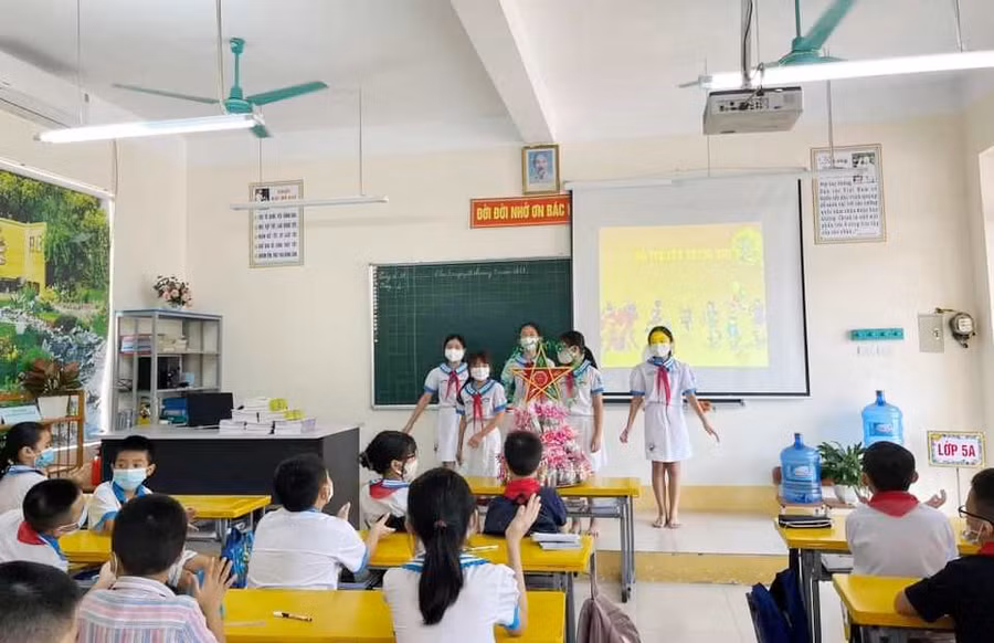 Tiết mục văn nghệ trong giờ học.
