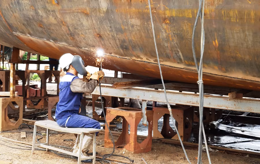 Thực hành ngay trên sản phẩm vỏ tàu của doanh nghiệp đặt hàng Thực hành ngay trên sản phẩm vỏ tàu của doanh nghiệp đặt hàng