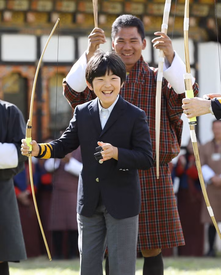 Hoàng tử nhỏ Nhật Bản gây sốt cộng đồng mạng với hình ảnh quá đáng yêu ở Bhutan ảnh 6