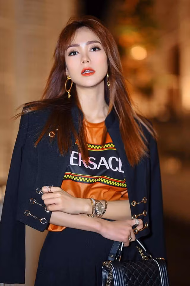 Nhan sắc ngày càng thăng hạng nhưng Minh Hằng bị fan soi photoshop kéo dài chân đến méo cả bậc thang-6