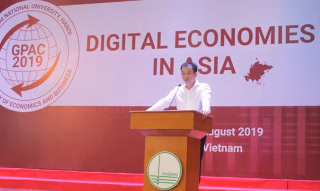 PGS.TS Phạm Bảo Sơn - Phó Giám đốc Đại học Quốc Gia Hà Nội phát biểu khai mạc chương trình. Ảnh: Ngọc Trang. PGS.TS Phạm Bảo Sơn - Phó Giám đốc Đại học Quốc Gia Hà Nội phát biểu khai mạc chương trình. Ảnh: Ngọc Trang.