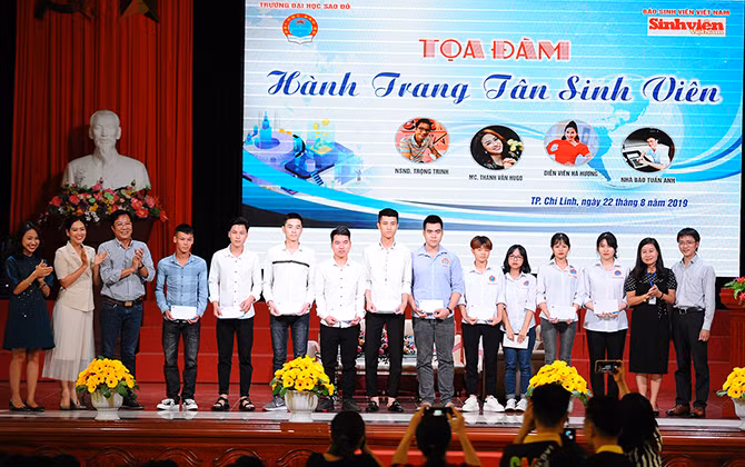 Nhiều nghệ sĩ nổi tiếng giao lưu với tân sinh viên Hải Dương