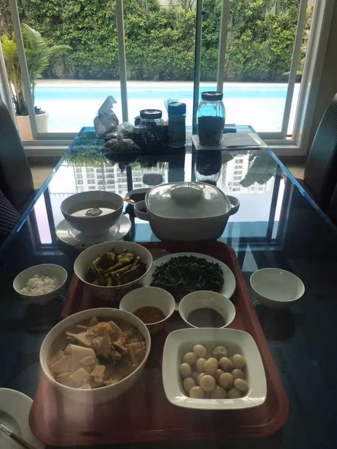 Giàu có, sang chảnh nhưng vợ đại gia của Quách Ngọc Ngoan thường xuyên ăn món dân dã này ảnh 2 giau co, sang chanh nhung vo dai gia cua quach ngoc ngoan lai thich nhung mon don so - 4