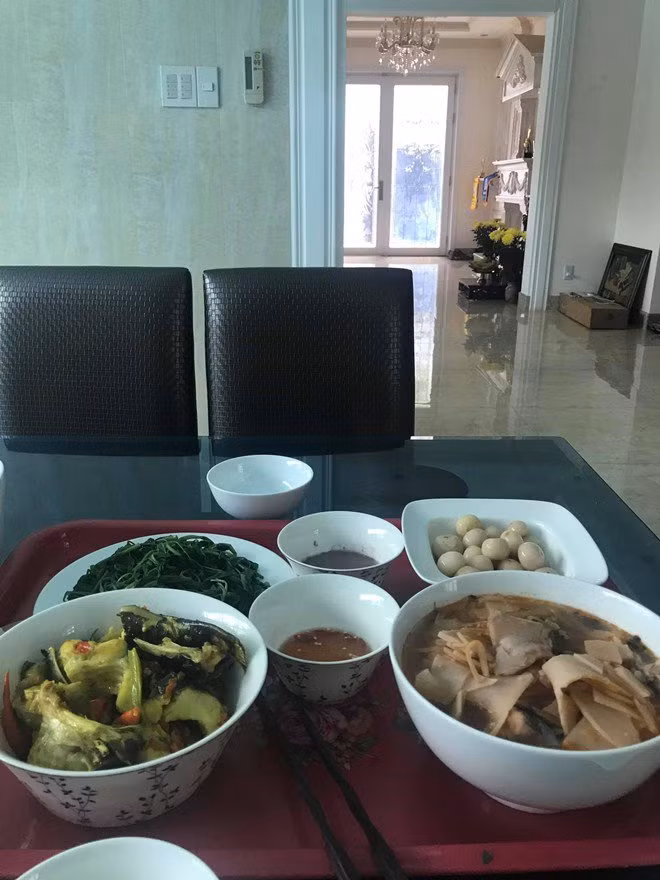 Giàu có, sang chảnh nhưng vợ đại gia của Quách Ngọc Ngoan thường xuyên ăn món dân dã này ảnh 3 giau co, sang chanh nhung vo dai gia cua quach ngoc ngoan lai thich nhung mon don so - 5
