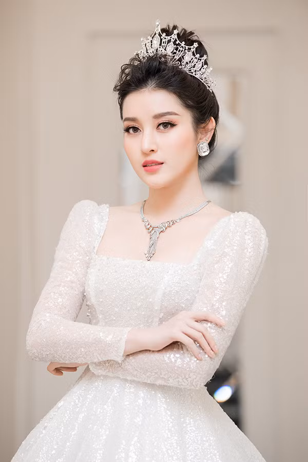 Huyền My trong trang phục áo cưới tối 23/8.