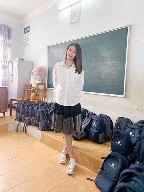 Lan Khuê bế bụng bầu đi làm từ thiện.