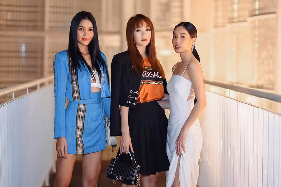 Nhan sắc ngày càng thăng hạng nhưng Minh Hằng bị fan soi photoshop kéo dài chân đến méo cả bậc thang-9
