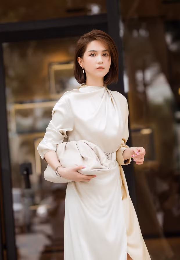 Không cần hở hang, Ngọc Trinh mặc kín bưng xuống phố vẫn thu hút ánh nhìn.