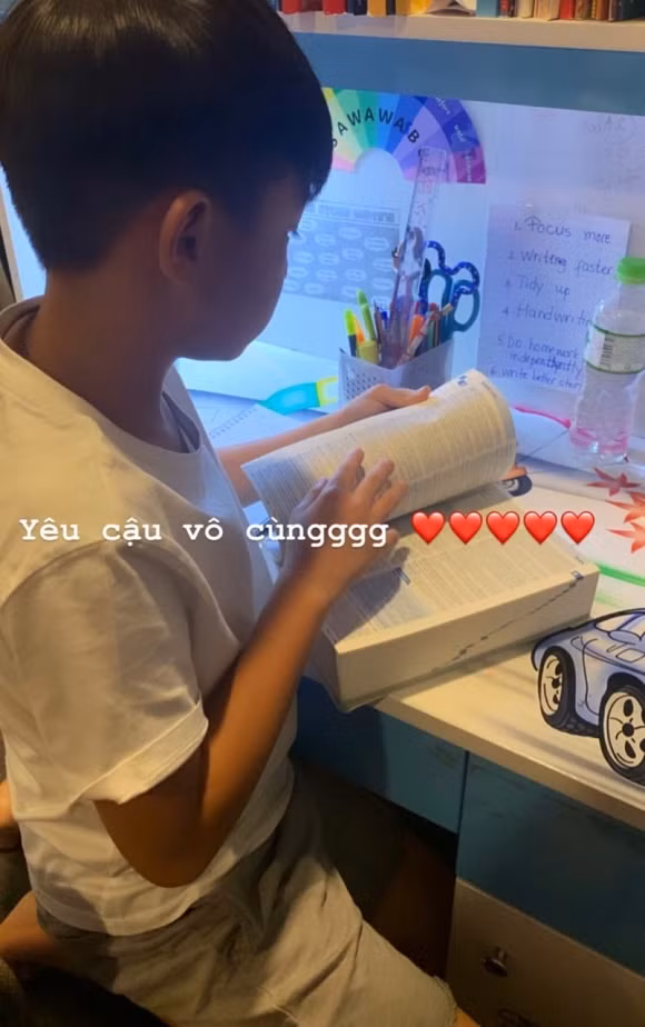 Subeo chăm chỉ trau dồi ngoại ngữ với từ điển dày cộm.