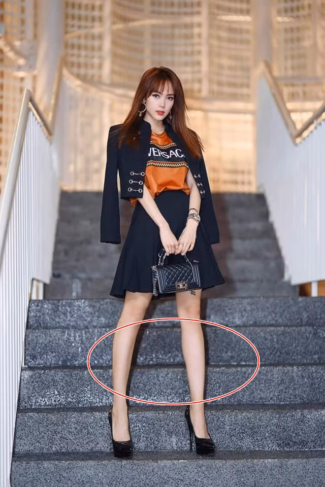 Nhan sắc ngày càng thăng hạng nhưng Minh Hằng bị fan soi photoshop kéo dài chân đến méo cả bậc thang-2