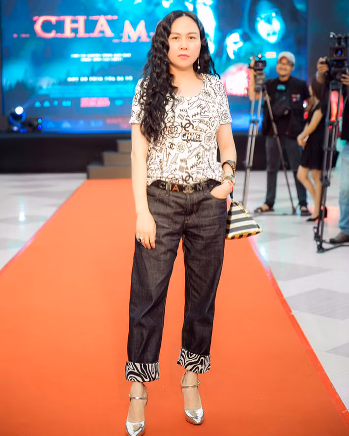 Phượng Chanel tái xuất, ăn vận đơn giản nhưng vẫn mắc lỗi khiến trang phục “kém sang” ảnh 2 Phượng Chanel tái xuất: Ăn vận đơn giản nhưng vẫn mắc một lỗi phổ biến khiến trang phục kém sang” vài phần-2