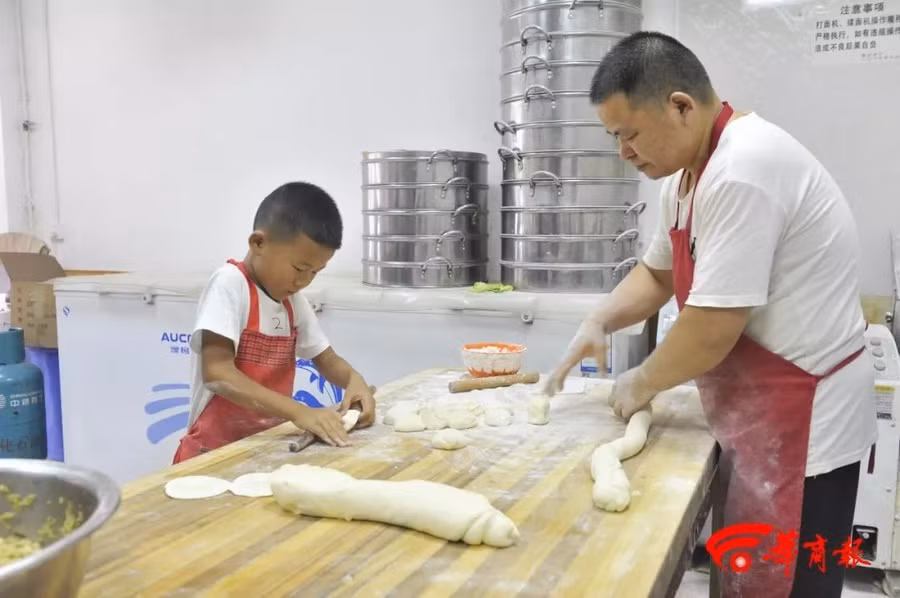"Soái ca bánh bao" 7 tuổi gây sốt MXH nhờ tài cán bánh siêu thần tốc, giúp bố bán 2000 bánh mỗi ngày, bạn học kéo đến nhà học nghề - Ảnh 2.