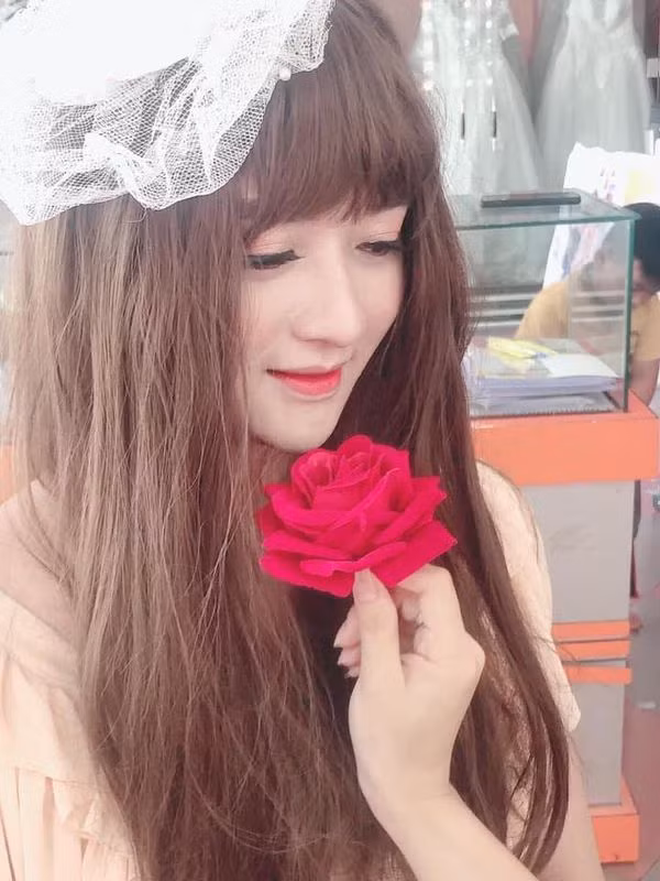Mượn tạm anh hàng xóm làm người mẫu và kết quả không ai ngờ ảnh 1 Loạt ảnh cô nàng xinh như mộng khiến người ta phải dụi mắt vài lần mới thấy rõ chân tướng phía sau ảnh 0