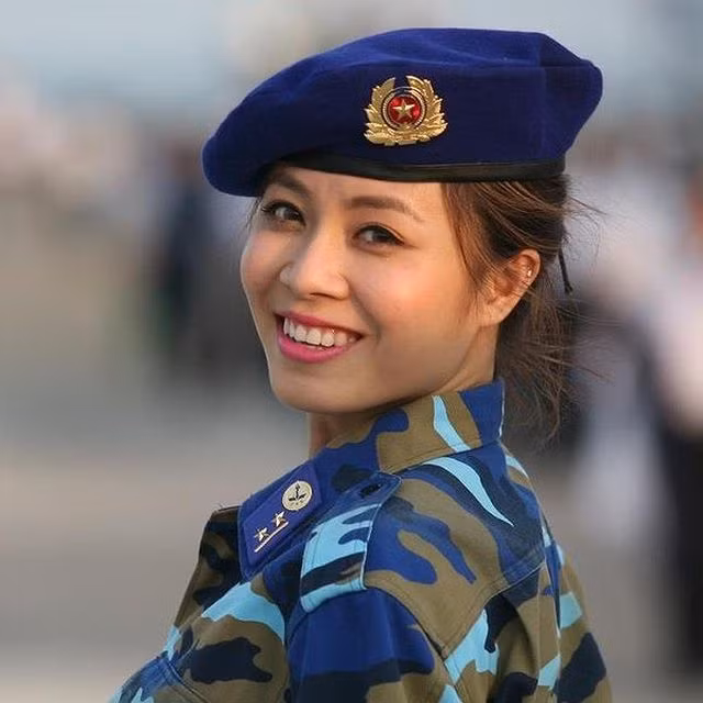 Thay đổi dung mạo cá tính, gợi cảm..., nữ MC “Chúng tôi là chiến sĩ” gây tranh cãi ảnh 1 batgovoihinhanhtochongcatinhcuamcchungtoilachiensihoanglinhijle-1566361953142.jpg