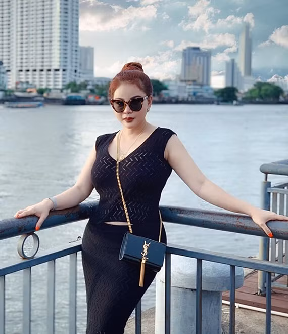 Lê Giang không giấu giếm chuyện phẩu thuật thẩm mỹ bởi với cô đó là cách làm đẹp bình thường của phụ nữ hiện đại. Chưa kể hoạt động ở lĩnh vực nghệ thuật, nữ nghệ sĩ ý thức tầm quan trọng của nhan sắc và hình ảnh, nên việc trùng tuphần nào mang đến sự tự tin cho cô trong công việc.