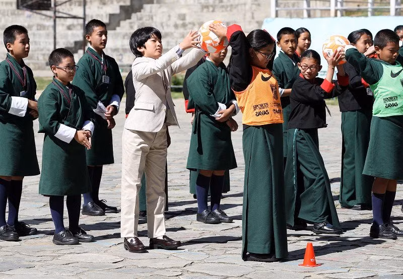 Hoàng tử nhỏ Nhật Bản gây sốt cộng đồng mạng với hình ảnh quá đáng yêu ở Bhutan ảnh 9