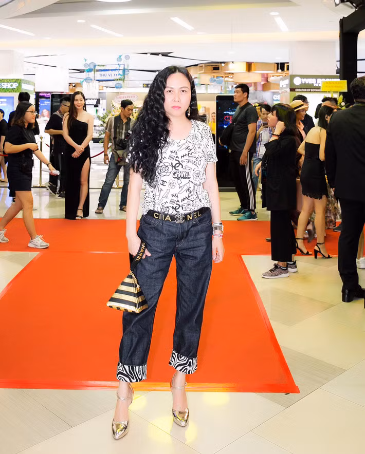 Phượng Chanel tái xuất, ăn vận đơn giản nhưng vẫn mắc lỗi khiến trang phục “kém sang” ảnh 5 Phượng Chanel tái xuất: Ăn vận đơn giản nhưng vẫn mắc một lỗi phổ biến khiến trang phục kém sang” vài phần-5