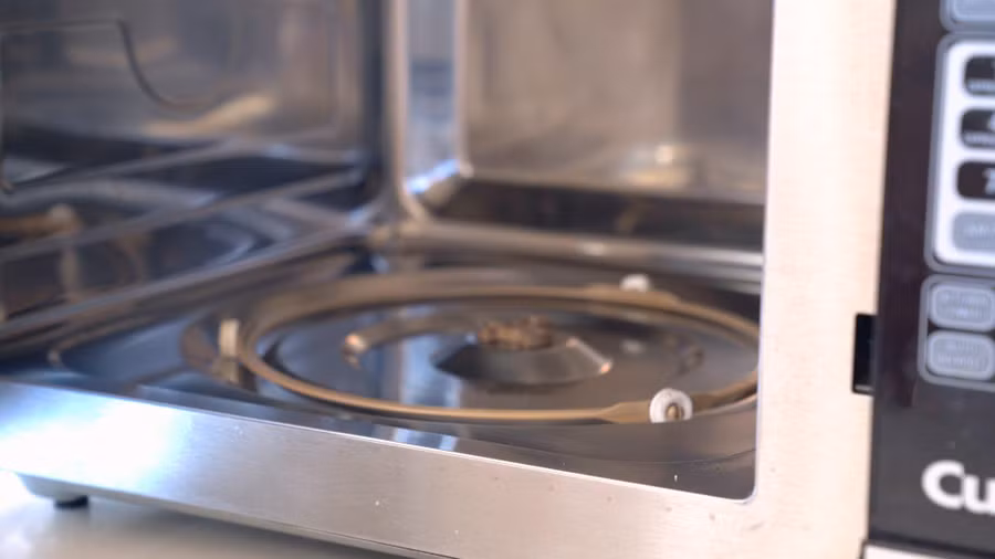 Khử trùng với chanh rất thơm. Với những vết ố vàng lâu ngày thì phải dùng baking soda với giấm ăn.