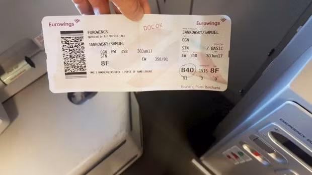  Vé máy bay của Samuel ghi rõ địa điểm đến là sân bay Stansted, London 