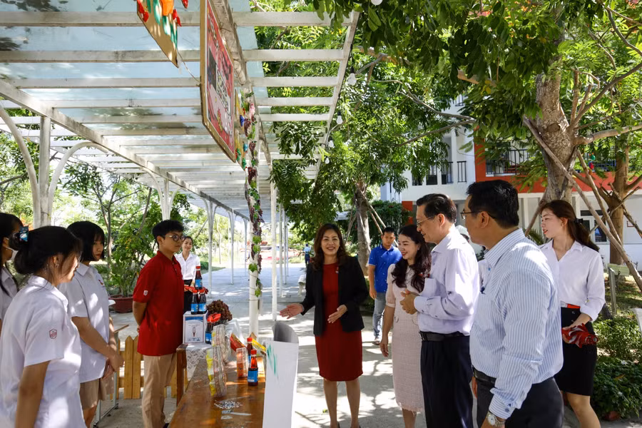 Thầy cô iSchool cùng các quan khách trò chuyện với học sinh tại trường.