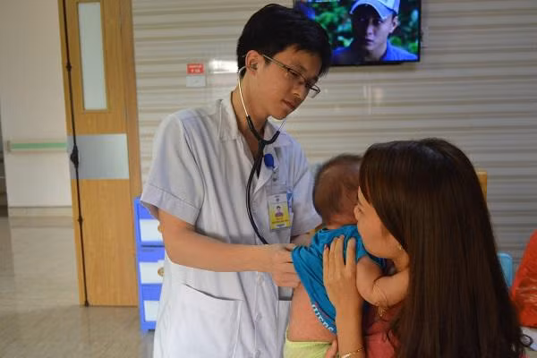 Chuyên gia chỉ cách phòng bệnh sởi từ trong bụng mẹ ảnh 1