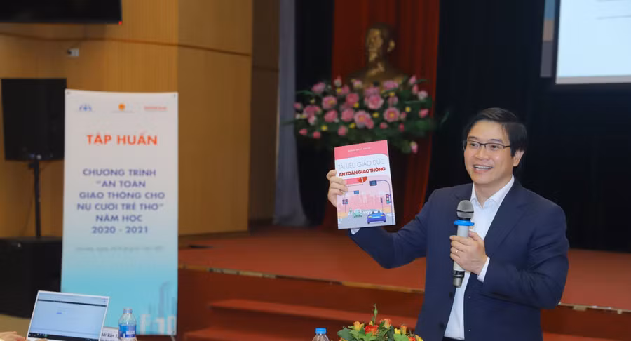 Tiến sĩ Thái Văn Tài - Vụ trưởng Vụ Giáo dục Tiểu học (Bộ GD&ĐT) giới thiệu về bộ tài liệu giáo dục ATGT mới.