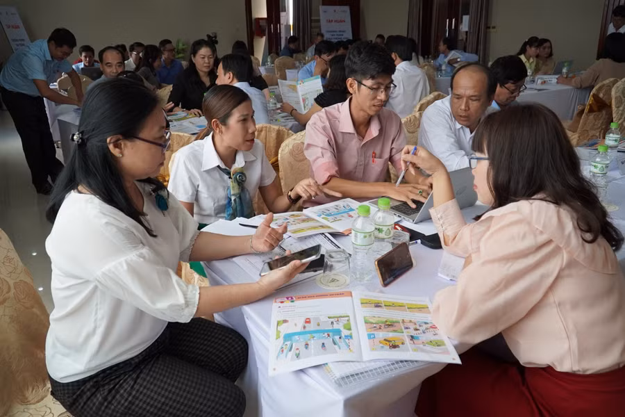 Các thầy cô giáo tích cực thảo luận lên kế hoạch giảng dạy các bài học ATGT.