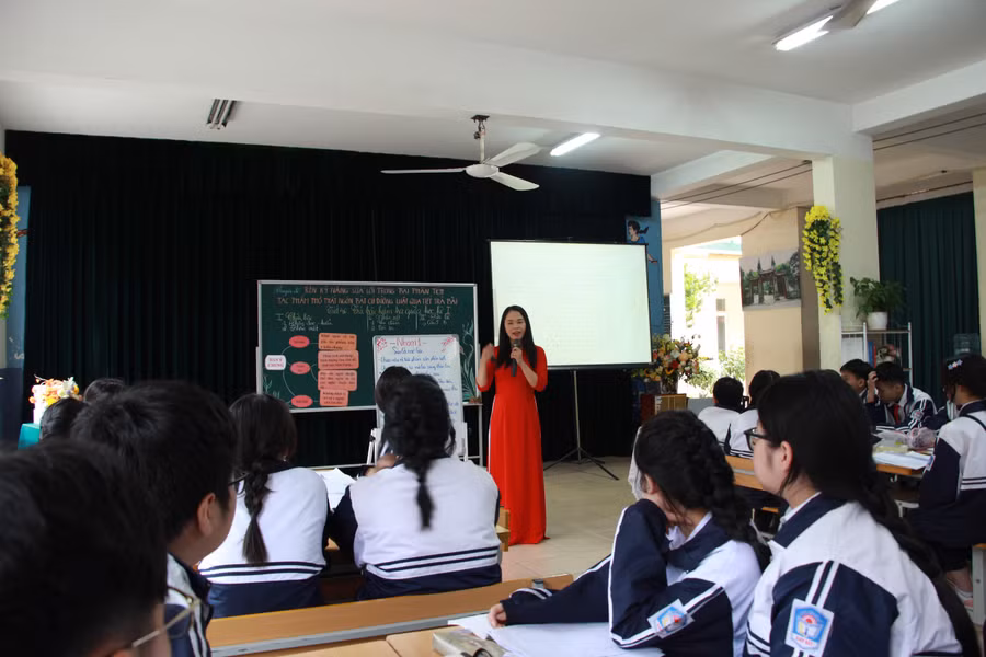Tiết hội giảng môn Ngữ văn của giáo viên Trường THCS Giáp Bát có sự tham gia của đại diện các trường trên địa bàn quận Hoàng Mai và Trường THCS Phù Lưu, huyện Ứng Hòa.