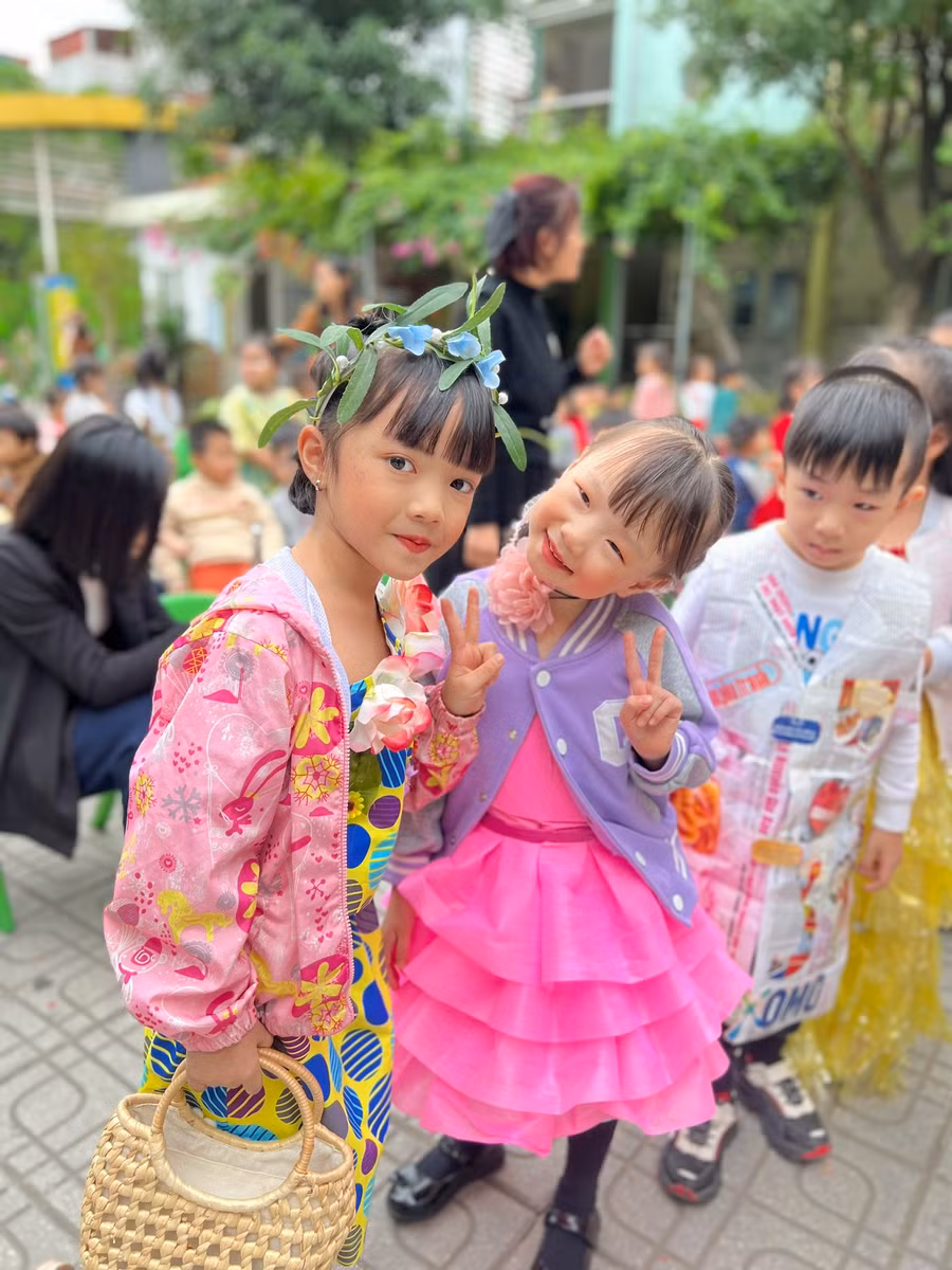 Các cô bé, cậu bé trong trang phục tái chế tham gia cuộc thi siêu mẫu nhí chào mừng ngày 20/11.