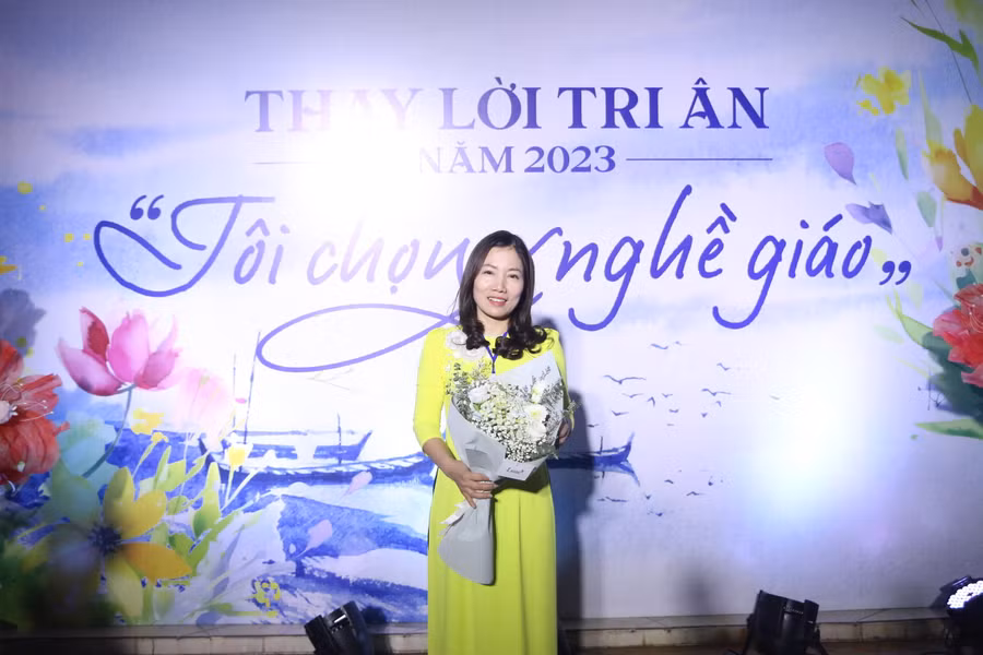 Cô Khuất Thị Hòa, giáo viên Hóa học Trường THCS Sơn Tây bày tỏ niềm vinh dự khi được tham dự chương trình vô cùng ý nghĩa này do Bộ GD&amp;ĐT tổ chức.