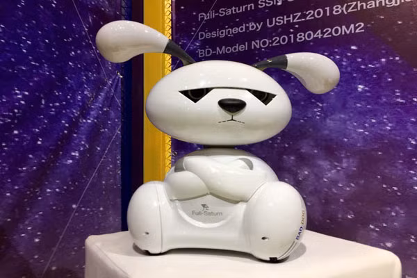 Chó robot Fuli có vai trò hỗ trợ chủ nhân về mặt cảm xúc. Chó robot Fuli có vai trò hỗ trợ chủ nhân về mặt cảm xúc. Ảnh: TN