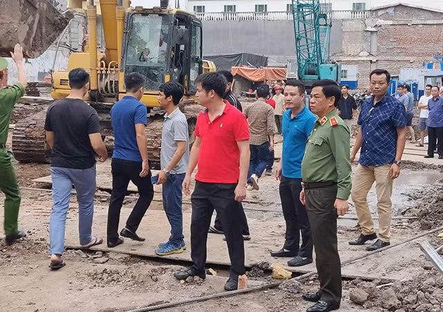 Sau khi ngôi nhà sập, Thiếu tướng Đoàn Duy Khương - Giám đốc Công an TP Hà Nội đã có mặt tại hiện trường