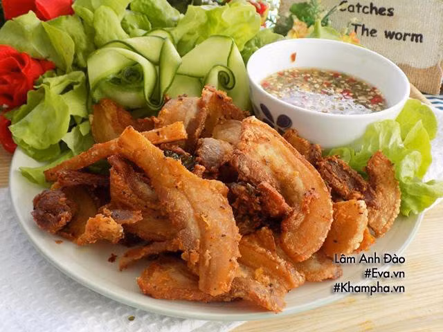 Thịt ba chỉ chiên kiểu Thái thơm ngon, giòn giòn nhâm nhi đã miệng