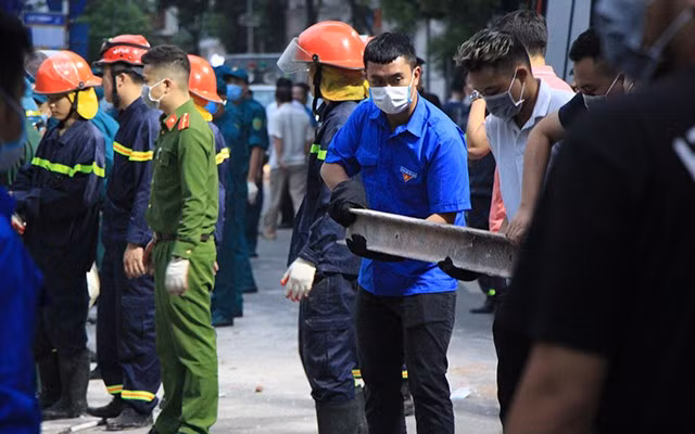 Ngoài lực lượng công an, bộ đội, quận Hoàn Kiếm huy động hàng trăm thanh niên đến hiện trường