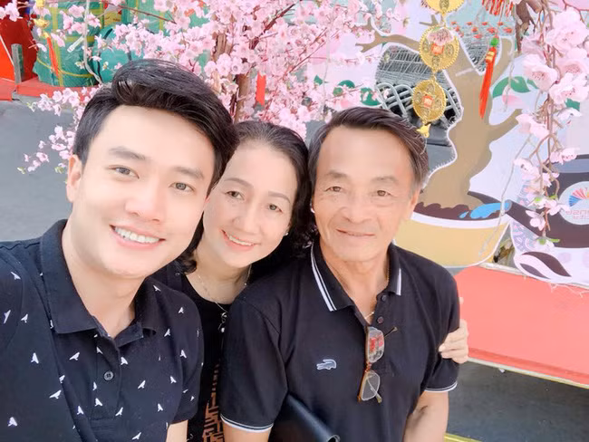 Quốc Trường "Về nhà đi con" khoe ảnh bố mẹ khiến dân mạng khen không ngớt