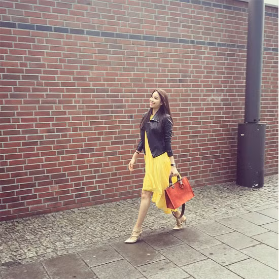 Phạm Hương khoe street style sang chảnh ở trời Tây ảnh 4 Phạm Hương khoe street style sang chảnh ở trời Tây ảnh 4