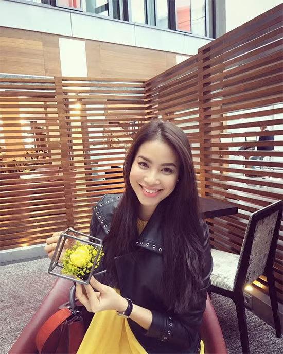 Phạm Hương khoe street style sang chảnh ở trời Tây ảnh 5 Phạm Hương khoe street style sang chảnh ở trời Tây ảnh 5