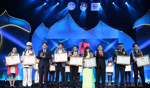 Ca sĩ Hà Anh Tuấn là 1 trong 10 Gương mặt trẻ Việt Nam tiêu biểu 2015