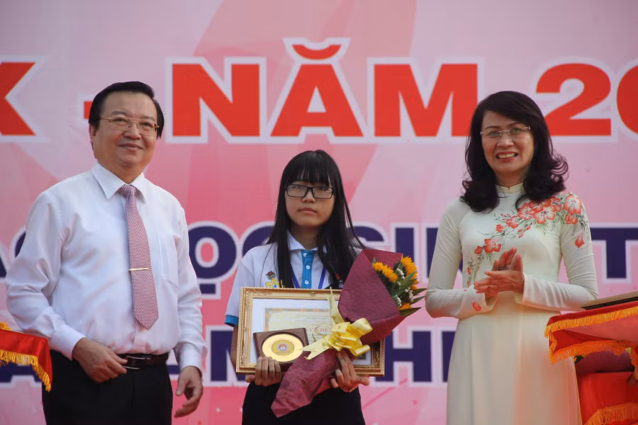 Các học sinh xuất sắc được tuyên dương tại Hội trại truyền thống 9/1