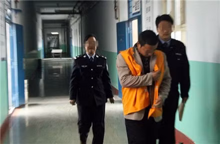 Tên trộm dị nhất quả đất: Lẻn vào nhà thấy nghèo quá, bèn nấu mì cho con của khổ chủ ăn sáng-1