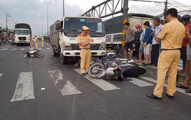 CSGT có mặt khám nghiệm hiện trường, điều tra nguyên nhân tai nạn