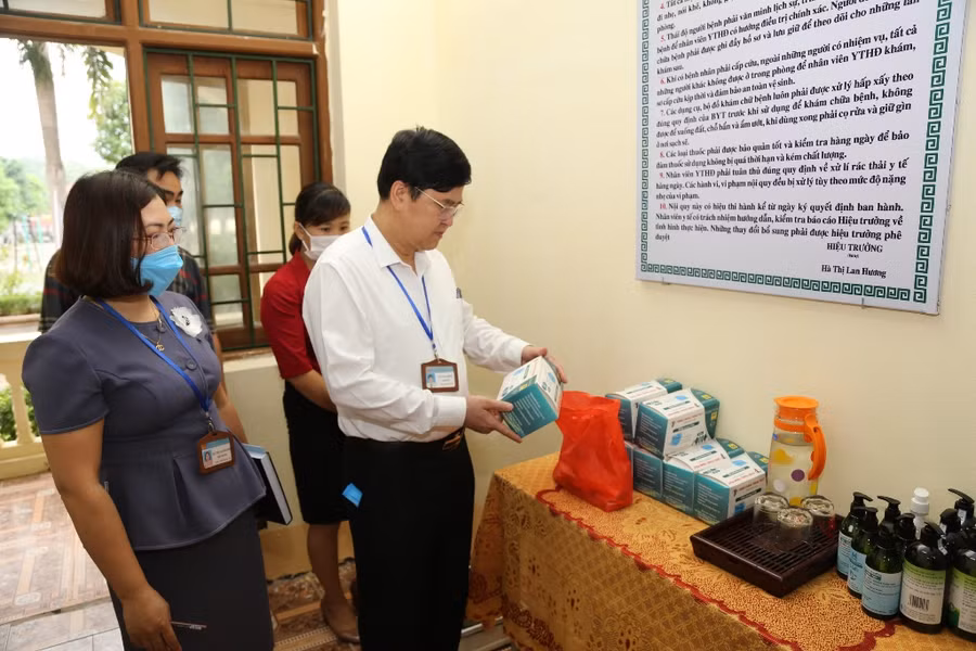 Kiểm tra công tác an toàn phòng dịch tại trường thi. Ảnh minh hoạ. (nguồn: Internet)