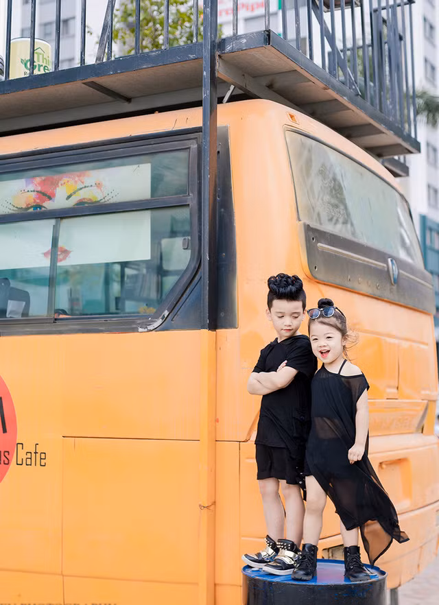 Mẫu nhí sành điệu với thời trang tông đen cực chất ảnh 2