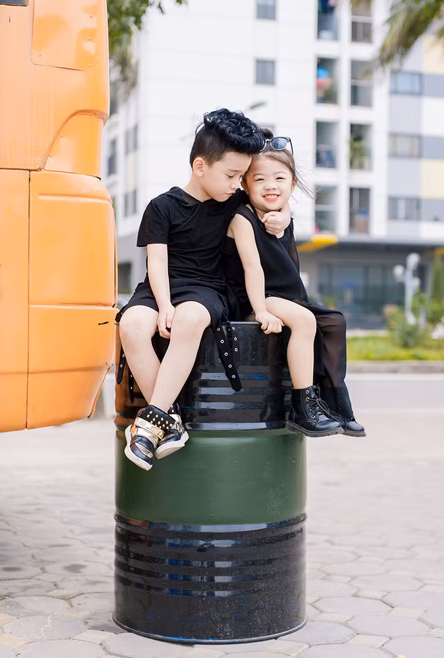 Mẫu nhí sành điệu với thời trang tông đen cực chất ảnh 3
