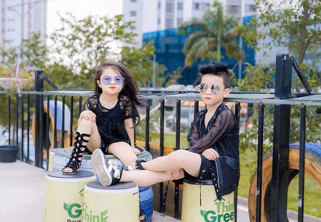 Mẫu nhí sành điệu với thời trang tông đen cực chất